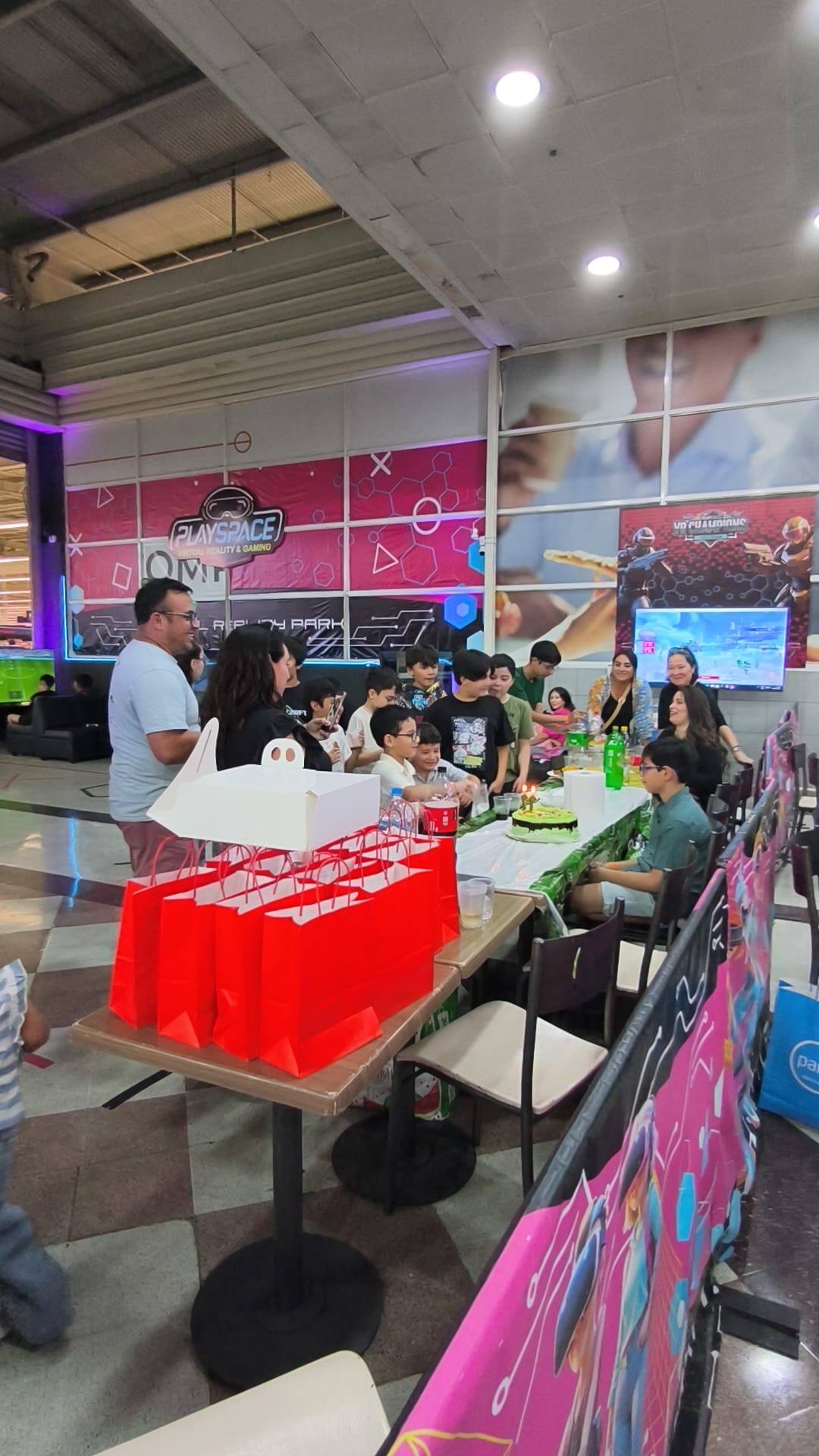Cumpleaños gamer en PlaySpace con torta y amigos