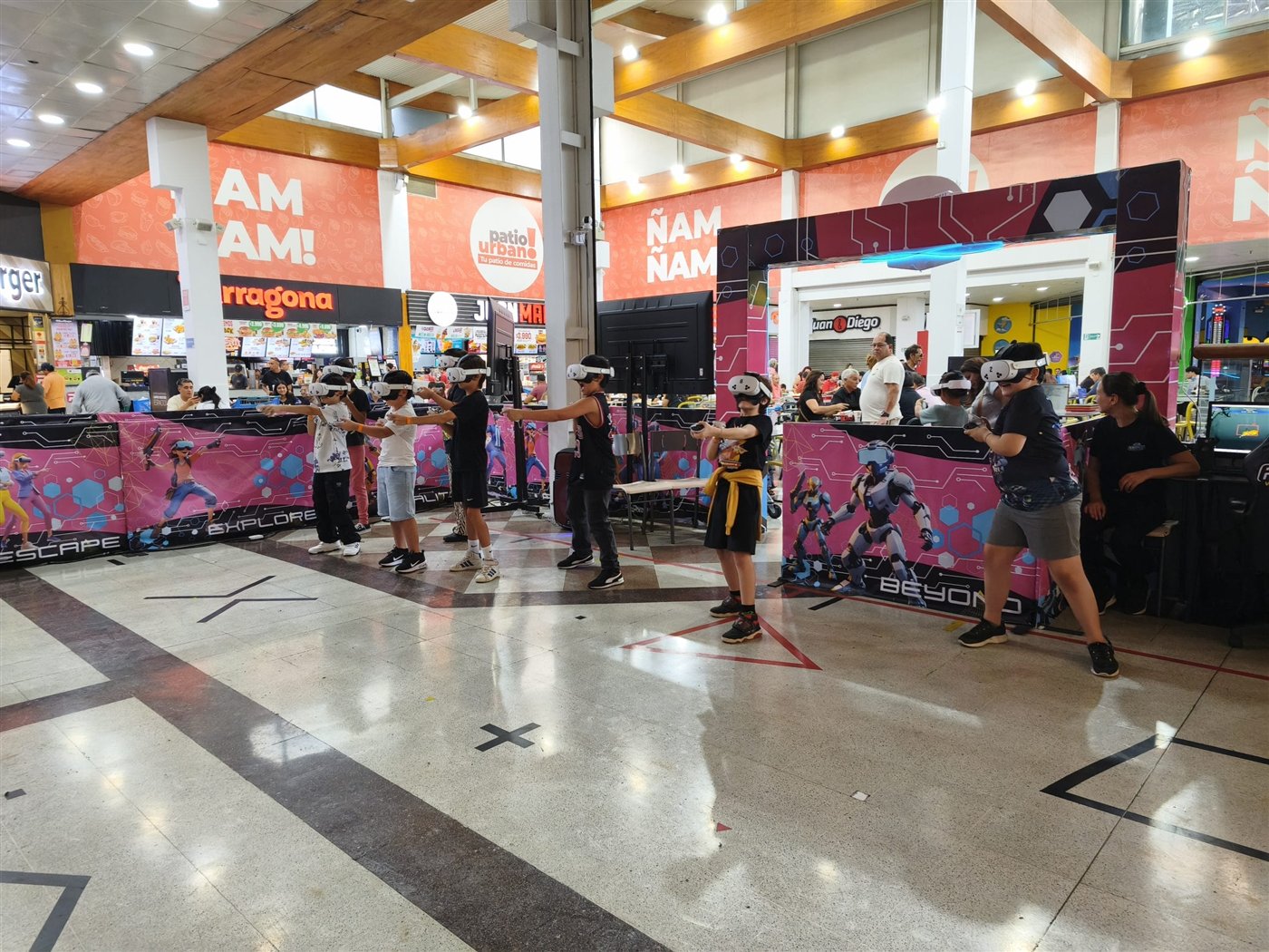 Jugadores en arena VR de libre movimiento en PlaySpace Puente Alto
